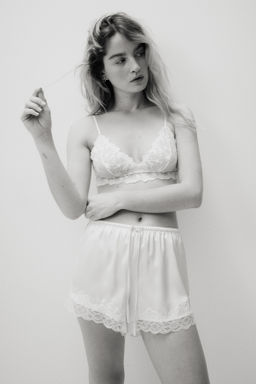 Pantal?n corto de sat?n con ribete de encaje - H&m фото 6