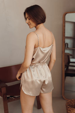 Кремовый комплект из атласа в полоску майка и шорты