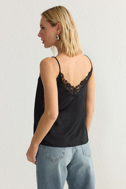 Trendyolmilla Siyah Dantel Detayl? Ask?l? Saten Dokuma Bluz TWOSS25BZ00054