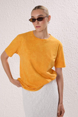 Trendyolmilla Turuncu Y?kamal?/Soluk Efektli Regular/Normal Kal?p Orme T-Shirt TWOSS25TS00211