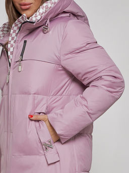 Пальто утепленное молодежное зимнее женское фиолетового цвета 59120F - CHOI PIGEON фото 13