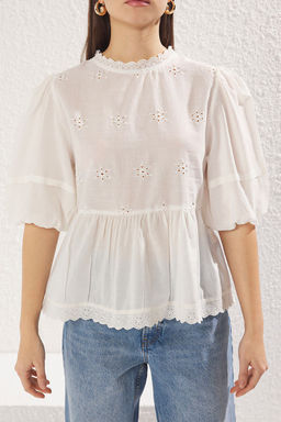 Trendyolmilla Beyaz Pamuklu Brode Balon Kol Bisiklet Yaka Dokuma Bluz TWOSS25BZ00168  фото 3