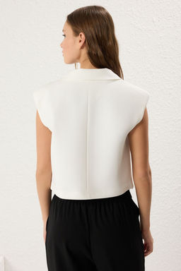Beyaz Oversize Crop Cep Detayl? Dokuma Yelek TWOSS25YE00065