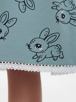 Платье для девочек зеленое с принтом зайчиков - Mark formelle фото 5