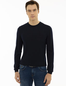 Базовый трикотажный свитер приталенного кроя темно-синего цвета с круглым вырезом