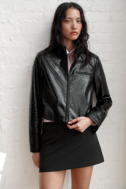 CHAQUETA CORTA EFECTO PIEL / Negro