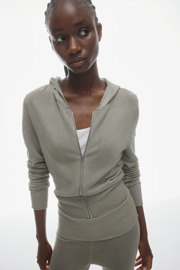 Chaqueta en punto fino con capucha y cremallera