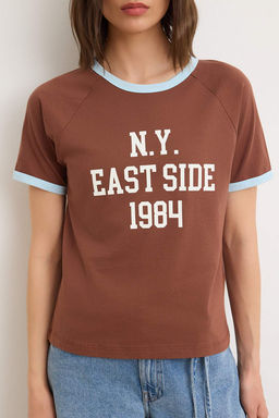 Kahverengi Slogan Regular Bisiklet Yaka Reglan Kol K?sa Tok %100 Pamuk Orme T-Shirt TWOSS26TS00205 - Trendyolmilla фото 3