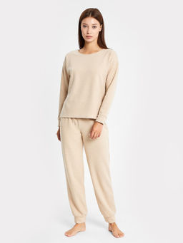 Комплект женский (джемпер, брюки) в бежевом оттенке