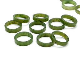 Кольцо из нефрита, ширина 5-6мм, размер 19 Радуга камня
