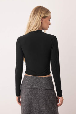 Siyah Kolu Buzgu Detayl? Fitted/Vucuda Oturan Dik Yaka Crop Esnek Orme Bluz TWOAW23EL01391