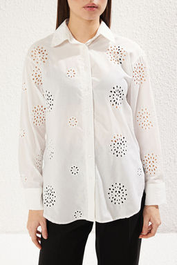 TRENDYOLMILLA Beyaz Brode Nak?s Detayl? Oversize Genis Kal?p Dokuma Gomlek TWOSS25GO00028  фото 3