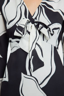 TRENDYOLMILLA Siyah Cicek Desenli A Kesim Baglama Detayl? V Yaka Midi Saten Dokuma Elbise TWOAW25EL00237  фото 9