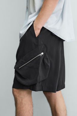 BERMUDA CARGO FLUIDA RELAXED FIT / Negro