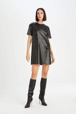 Базовое прямое мини-платье из искусственной кожи с круглым вырезом и трапециевидным вырезом с короткими рукавами - Defacto фото 3