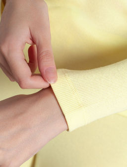 Лонгслив облегающий из фактурного трикотажа в рубчик с круглым вырезом на пуговицах - Vilatte фото 4