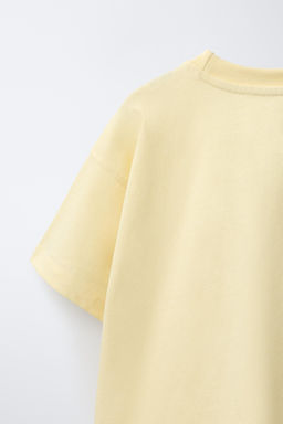 CONJUNTO CAMISETA Y BERMUDA TEXTO / Amarillo claro