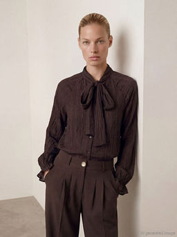 Fular Yakal? Dokulu Kad?n G?mlek