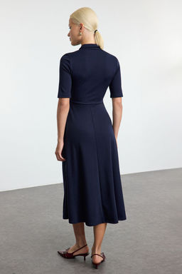 TRENDYOLMILLA K?rm?z? Dugmeli Yaka Truvakar Kol Skater/Belden Ac?lan Midi Orme Elbise TWOAW25EL00518 фото 5