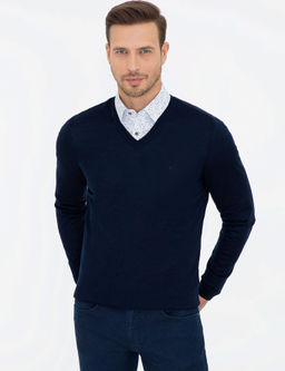 Базовый трикотажный свитер узкого кроя темно-синего цвета с v-образным вырезом