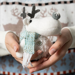 Новогодняя елочная игрушка "Рождественский олень", белый/серый, 12 см., текстиль
