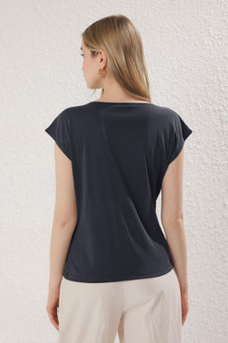 Trendyolmilla Yesil More Sustainable Modal Icerikli Kruvaze V Yaka Burgu Detayl? Orme Bluz TWOSS25BZ00471