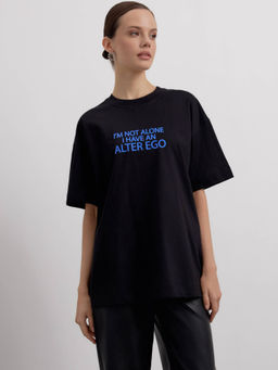 CONTE Удлиненная oversize-футболка из хлопка с рисунком Alter ego LD 2702 black-alter ego