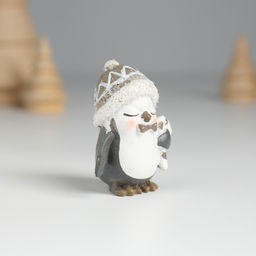 Фигурка полистоун «Пингвин в шапке, с леденцом», 3.5×2.5×4.6 см