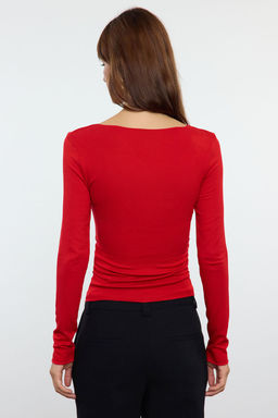 K?rm?z? Viskon/Yumusak Kumasl? Fitted Buzgu/Drape Detayl? Kay?k Yaka Esnek Orme Bluz TWOAW25BZ00225