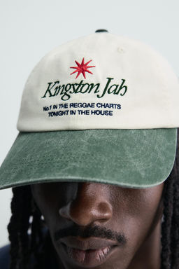 GORRA LAVADA TEXTO BORDADO CONTRASTE / Crudo