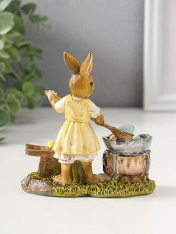 Фигурка полистоун Зайка в жёлтом платье, красит пасхальные яички, 12.5 см