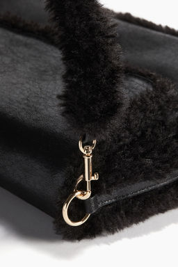 Bolso bandolera con detalles efecto pelo - H&m фото 6