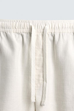 BERMUDA REGULAR FIT ESTRUCTURA / Blanco roto