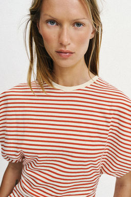 CAMISETA ENTALLADA RAYAS / Raya Roja