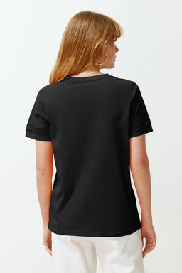TRENDYOLMILLA Beyaz Aksesuar Detayl? Basic/Regular Kal?p Orme T-Shirt TWOSS24TS00048 фото 6
