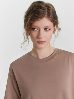 КОМПЛЕКТ ЖЕНСКИЙ (ДЖЕМПЕР, ШОРТЫ) мокко +мокко полоска на белом 592596