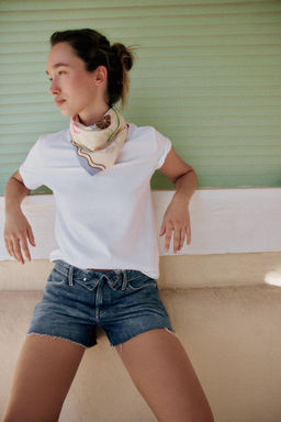 SHORTS TIRO BAJO CON VUELTA / Azul medio