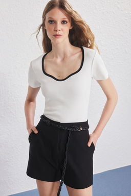 Trendyolmilla Ekru Contrast Biye Detayl? Kalp Yaka Vucuda Oturan Fitilli Esnek Orme Bluz TWOSS25BZ00517