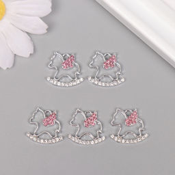 Цена за 5 шт. Декор для творчества новогодний, металл, стразы Лошадка с подушкой, серебро, розовый, 1.71.80.3 см - Арт узор фото 3