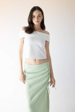 Приталенная футболка с открытыми плечами и короткими рукавами