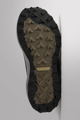 ZAPATILLA DE CORRER TRAIL / Negro
