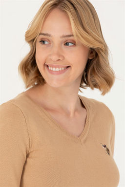 U. S. Polo Assn Женский базовый свитер песочного цвета с v-образным вырезом - U.s. polo assn фото 9