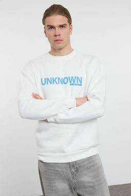 TRENDYOL MAN Ekru Oversize/Genis Kesim Yaz? Bask?l? Bisiklet Yaka Ici Polarl? Sweatshirt TMNAW25SW00047