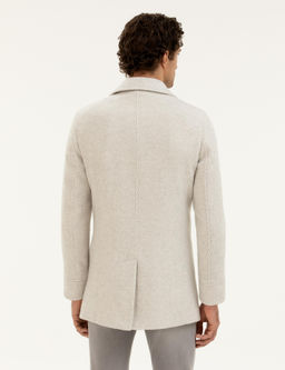 Белое приталенное пальто из смесовой шерсти с рыбьей спиной и кешью