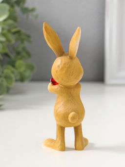 Фигурка полистоун Зайчик держит красное сердце в лапках, 13 см