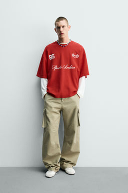 CAMISETA ESTRUCTURA BORDADOS COMBINADOS / Rojo