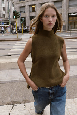 ASYMMETRIC KNIT TOP WITH SIDE APPLIQU_S - Zara фото 2