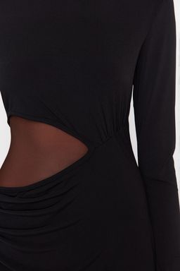 Trendyolmilla Siyah Kruvaze Yaka Cut Out/Pencere Detayl? Orme S?k Abiye Elbise TPRAW23EL00272