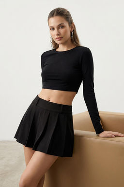 Siyah Piliseli Orta Bel Super Mini Dokuma Etek Gorunumlu Sort TWOAW25SR00038