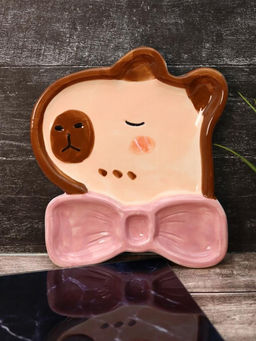 Тарелка керамическая iLikeGift Capybara bow tie, 18,4х20,5х2,4 см